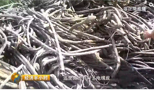 　　带着《经济半小时》记者在工厂里转悠，张老板介绍说，目前市场上做塑胶跑道的原料，都是这些由各种橡胶垃圾打成黑色塑胶颗粒，在学校铺设塑胶跑道的时候，施工队会用胶水混合这些黑色的塑胶颗粒，颗粒与胶水的比例，没有什么标准，他们施工的时候，凭得都是感觉，胶水添加少了，粘度不够，添加多了，这些黑色塑胶颗粒就会结成块。