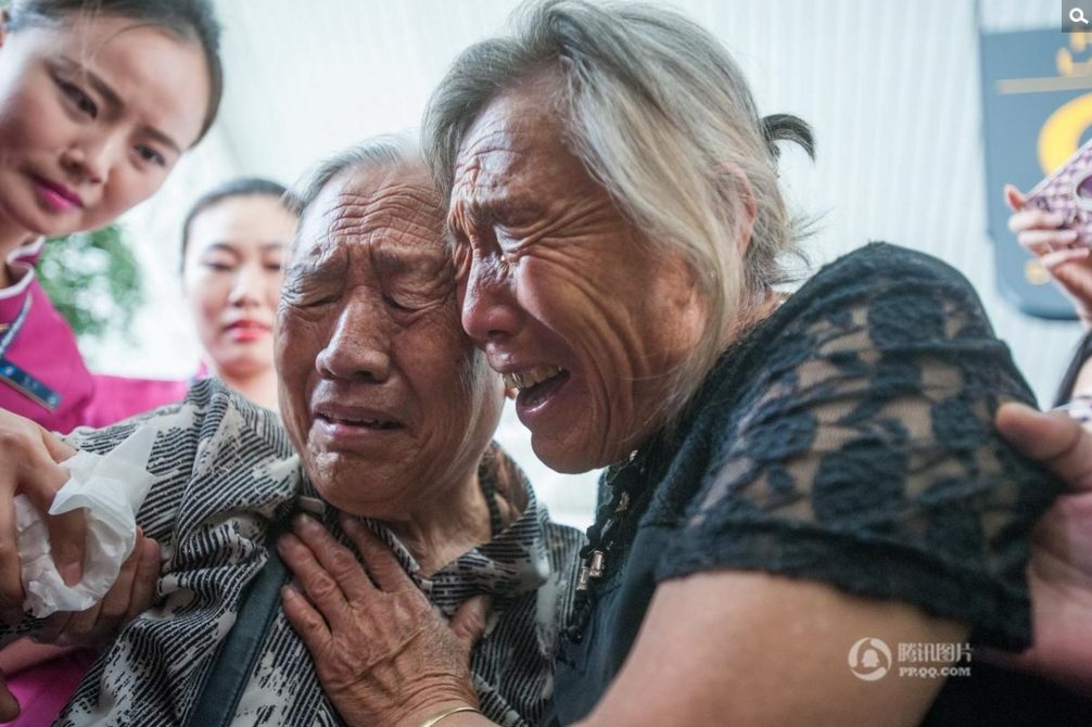 　　2016年6月21日，广州白云机场，李淑荣、艾淑章两姐妹失散73年后再相见。团聚时刻，“这么多年，终于见到了。”艾淑章说，两人相拥紧紧攥着对方的手，老泪纵横。