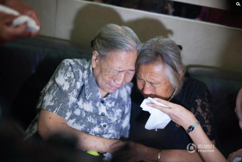 　　在休息室里，两位老人紧紧捂着对方的手，泣不成声。妹妹打算在大姐家住一阵子，好好叙一下姐妹情谊。