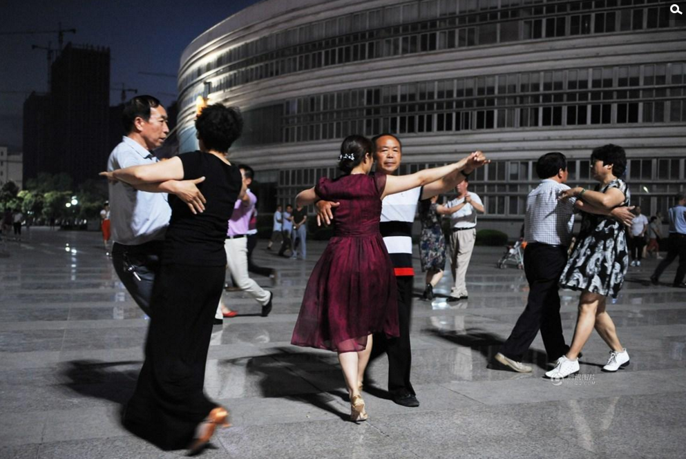 　　6月20日，安徽亳州，市民正在市行政中心大院内跳广场舞。日前，为了让绿于民，方便市民休闲健身，安徽省亳州市行政中心向市民开放建筑外的所有区域，开放面积约10.58万平方米，时间从每晚6点至11点。