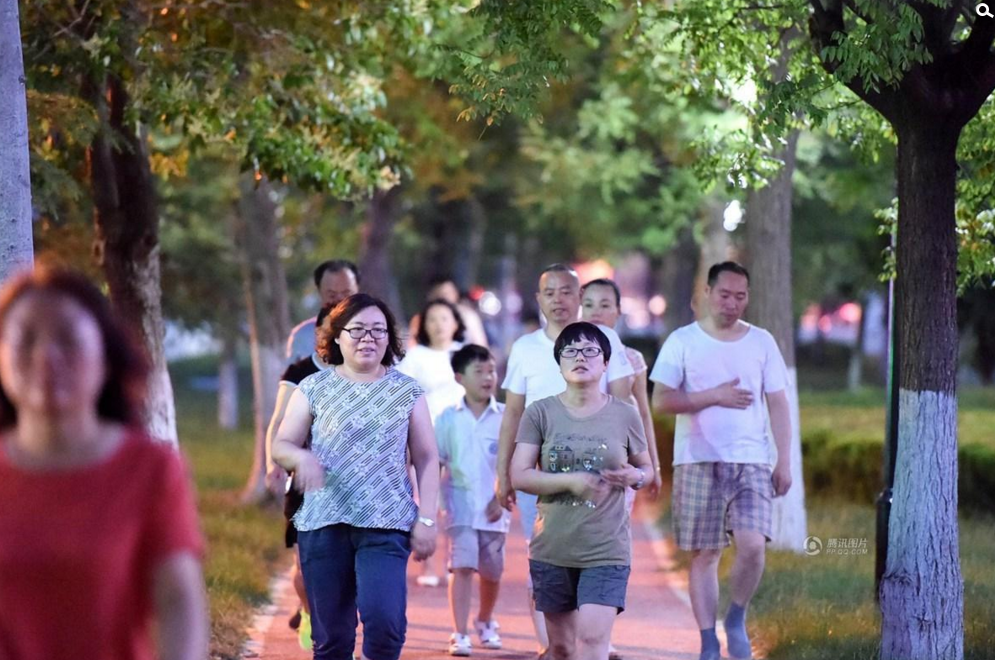 　　据了解，亳州市行政中心占地11.3万平方米，现有绿化面积6.95万平方米，其中绿地4.95万平方米，乔木1千多棵，经过10多年养护、生长，已经有了较好的绿化效果，成为一处景色优美的城市景观绿地。据悉，亳州市今后将不断总结管理经验，最终实现24小时开放。