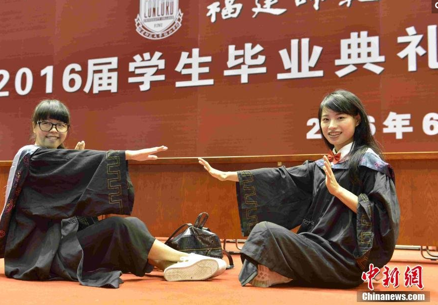 　　6月22日，毕业生们在一起拍摄合照。