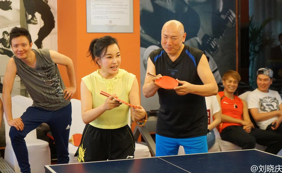 61岁刘晓庆穿短裤打兵乓球 凸凹有致身材好