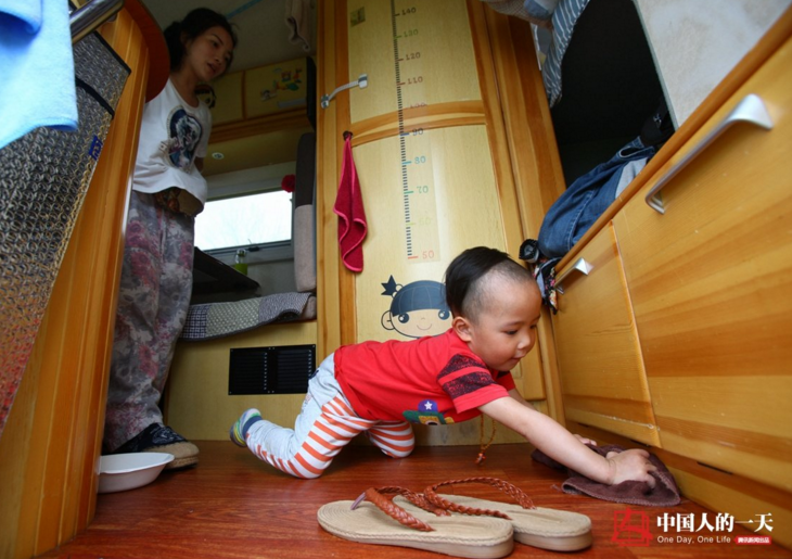 　　相比同龄的孩子，恩宝生活自理能力比较强，穿衣、吃饭、睡觉全部独立完成，有时还要帮爸爸妈妈洗菜、擦地等，这让夫妻俩非常欣慰。