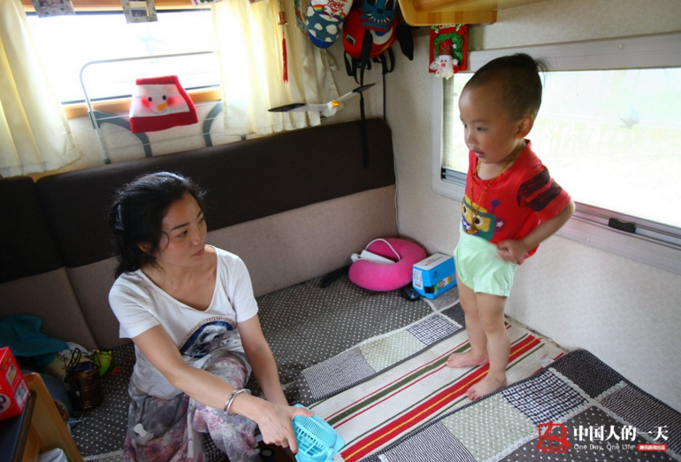 　　“赚钱的机会以后会有，但孩子关键的0-3岁如果错过就再也没有了，我们希望用三年多的时间让他养成好的性格、脾气和习惯，这是我们给恩宝最好的礼物！”方女士说。