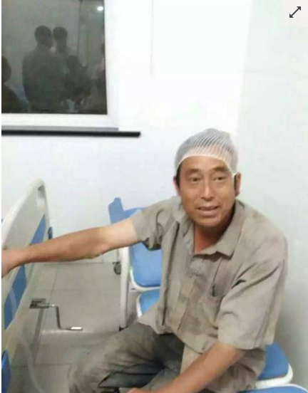 　　阜宁县人民医院一名参与抢救伤员的医生介绍，阜宁县人民医院从下午3点钟左右开始，就陆续接诊了大量伤员。他估计人数在几百人左右，而他们医院的骨科手术室到目前已经做了100多例手术，也有伤员抢救无效死亡。他介绍说，伤员多数是被重物砸伤或刮伤，有很多骨折病例。目前阜宁人民医院全院动员，连妇产科、五官科的医生都被动员参加抢救，而因为伤员太多，有部分伤员被分流到中医院、阜宁人民医院南院区、盐城市区医院进行抢救。图上这名男子叫王建泰，在事故中救了两人，头部被砸了8厘米长的伤口，一直还说：“没什么大不了，能救几个救几个。”
