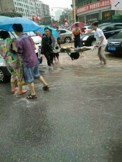 　　民众自救现场。
