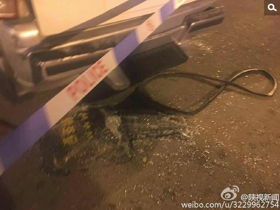 今天凌晨零点三十分， 记者赶到收治城管的武警医院，雁塔城管人员告诉记者，当晚7名城管在执法中受伤，被送到武警医院，其中一名城管送到医院抢救无效死亡，另外六名城管正在接受治疗。