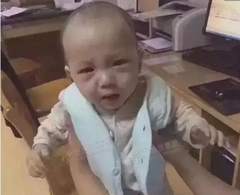 6月14日晚，浙江绍兴新昌县人民医院一间病房里，竟然被人扔下一个六七个月大的男婴。男婴的父母是谁？他们在哪儿？为什么要抛弃孩子？一时在山城引起纷纷议论。