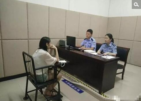 两人在养育“欣欣”的过程中，认为生活都被这个小孩子拖累，没有一点自由，于是两人商量将小孩送去孤儿院。但是两人在查过政策后发现，他们不符合条件，之后两人决定直接将“欣欣”扔到医院，于是便有了文中开头的一幕。