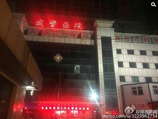 昨晚十点多，陕西西安雁塔城管在公园南路驱散小商贩时，双方发生冲突。据目击者介绍，双方都有动手，摊贩曾开车撞击城管。