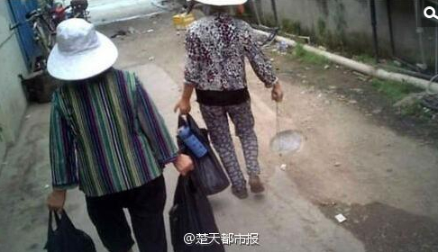 　　最后，这些污水鱼虾被贩到菜场周边向不知情的市民出售。