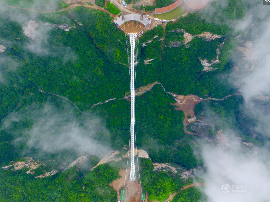 　　航拍张家界玻璃桥，场景壮观。