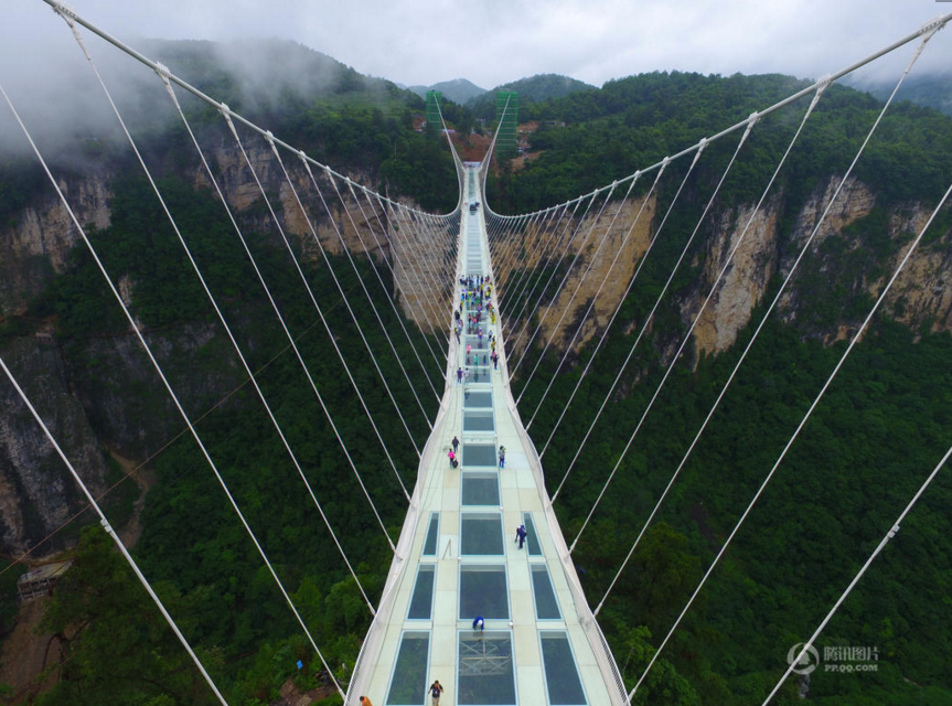 　　该玻璃桥自建设以来备受全球的广泛关注，作为世界级的桥梁、旅游景观工程，先后克服了建筑选材、玻璃工艺、抗风防滑、抗压、抗风、抗冻等多项技术难题。