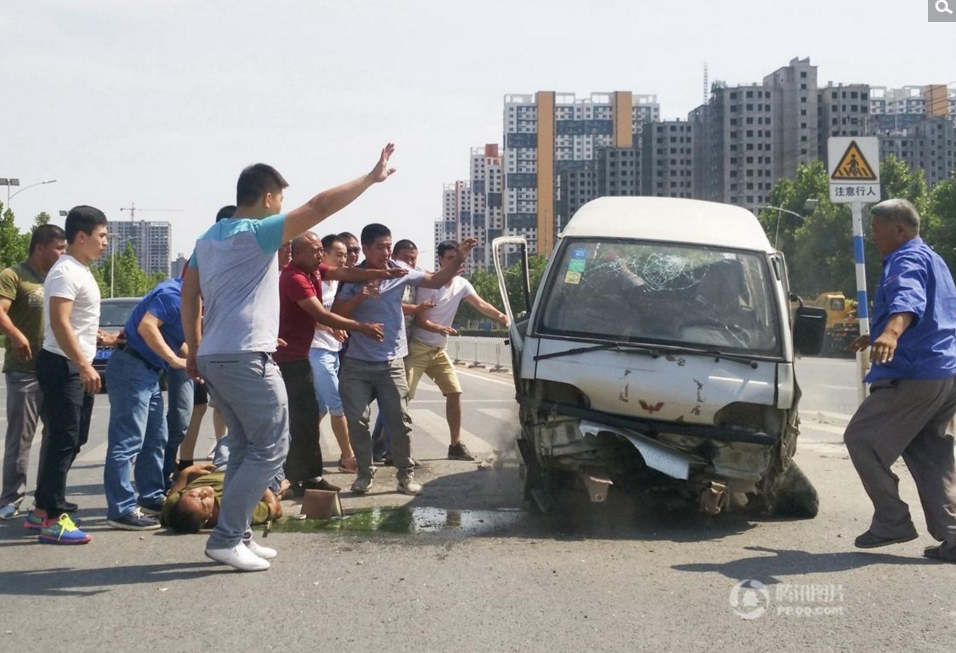 　　故发生后，经过事故现场的驾校教练车、私家车等多辆车见状停靠在路边，车里的乘客司机、路过的行人不约而同的走近侧翻的面包车前查看情况，急忙想办法营救司机，有的路人报警电话、有的路人上前安慰被困司机情绪……。此时，面包车冒出的烟雾有增多的趋势，随时可能发生自燃爆炸等意外危险。14时45分，经过观察分析司机被困情况后，人们决定用人力将面包车扶正。