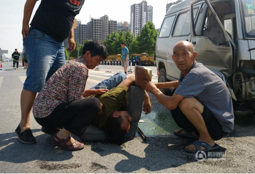 　　14时53分，受伤司机的家属们来到现场，交警、消防车、120急救车也随即赶到现场展开救援工作。这时，参与救援的爱心路人已经悄悄的离开了事故现场。