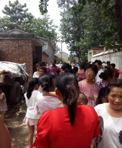 　　王某作案后驾车逃走。6月23日下午2点，永城市警方在河南中牟县将其抓获。据悉，凶案系家庭矛盾引发。图为附近村民前来围观。