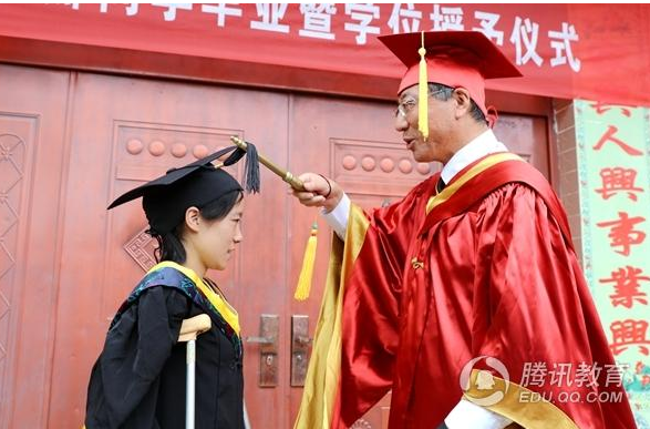 　　一个人的大学毕业典礼 校长登门颁证 教育新闻腾讯教育 [微博] 2016-06-28 06:57我要分享 108 更多组图 6月26日，身着学位服的西北农林科技大学学位委员会主席孙其信校长，驱车5小时来到距学校约400公里外的商洛市柞水县杏坪镇中山村，为该校王功娜同学举行了一场特殊的毕业典礼。他亲手为王功娜同学拨穗、颁发学位证书，并代表学校赠送1万元慰问金。