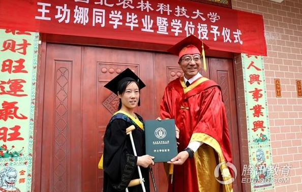 　　“大学之大，不仅要有大师、大楼，更要有大爱之心。让每个学子成为能够担当国家民族使命、促进社会发展进步的优秀人才，这就是大学的大爱。传承大爱的精神，弘扬大爱的文化，让每一位同学感受大爱的力量，这是我们挚爱的这所大学的道德价值观。”孙其信校长在颁发学位后激动地对王功娜说。