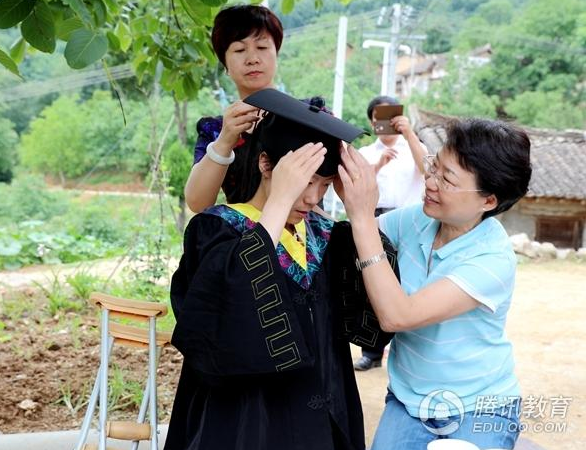 　　面对着这张来之不易的学位证书，王功娜喜极而泣。她说：“虽然我遭受了不幸，可我又是幸运的，在休学这么长时间里，学校学院的老师一直惦记我，复学后又为我开小灶，设计个性化学习方案，鼓励我将学业读完。我一定会用学校对我的这份大爱之心，鼓舞自己迎难而上，用大爱照亮未来的前进道路。”