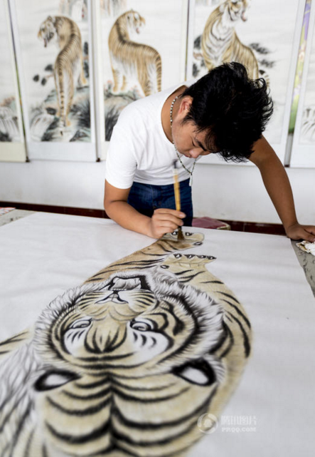 　　据了解，2015年“虎村”王公庄村共接待游客40余万人(次)，销售绘画作品9万幅，总收入达9800万元。