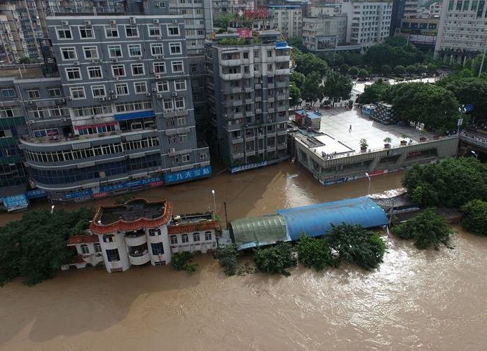 　　6月28日，綦河綦江城区段因水位猛涨致滨江路及临街门面被淹没。