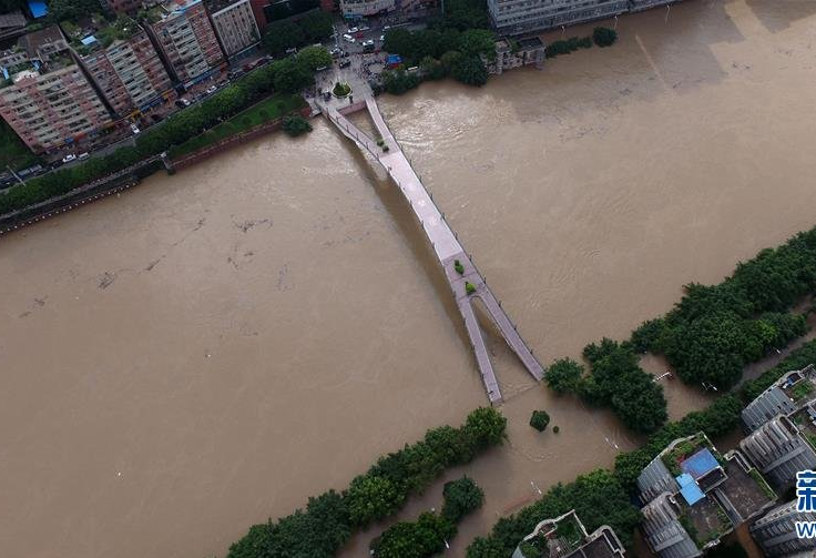 　　6月28日，綦江城区彩虹桥因綦河水位猛涨部分被淹。