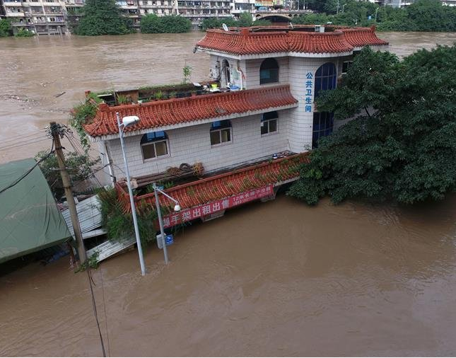 　　6月28日，綦河綦江城区段因水位猛涨致临江建筑被淹。