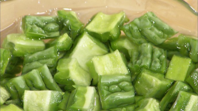 【养生厨房 <wbr>20160629 <wbr>播出】 <wbr>菜名：榄菜肉碎炒苦瓜；