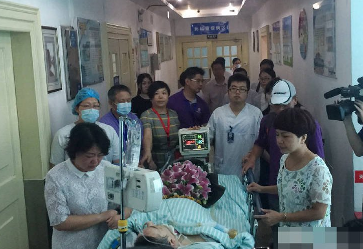 　　“我们讨论过这个话题。”王女士说，马克的态度很明确，自己身故后，也要这么做，唯一的麻烦，就是说服王女士的爸妈。在病房里，两位老人一脸肃穆，“女婿这么说了，那就这么做，尊重他。”