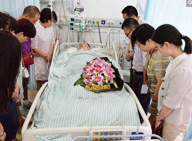 　　马克临终前一幕。