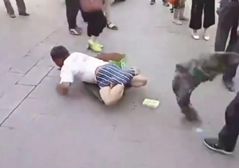 　　只见假乞丐将一双小腿屈膝藏在内裤，再穿上外裤掩饰，假扮伤残博取途人的同情心，当伎俩被揭穿后，他即迅速爬离现场。