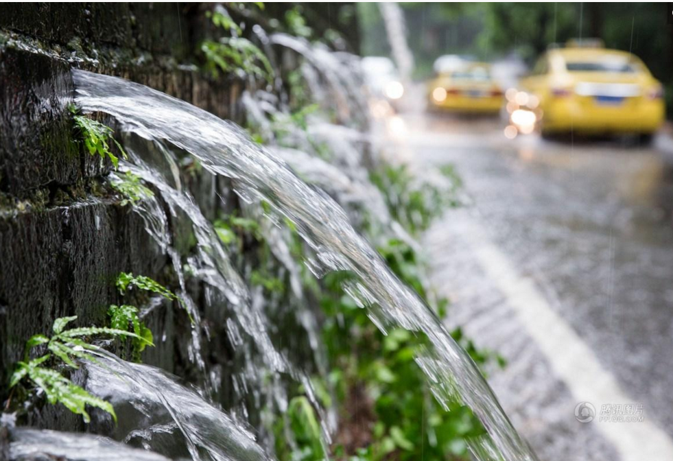 　　7月1日，江苏省南京市，南京遭遇强降雨天气，南京市气象台发布暴雨橙色预警，雨水渗入历史悠久的明城墙墙体内，经由其排水系统喷吐而出，形成了独特的“龙吐水”景观。