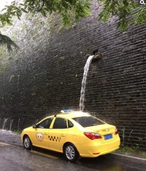　　“龙吐水”引来出租车司机借水洗车，网友笑指“真是纯天然无污染又环保的洗车神器”。