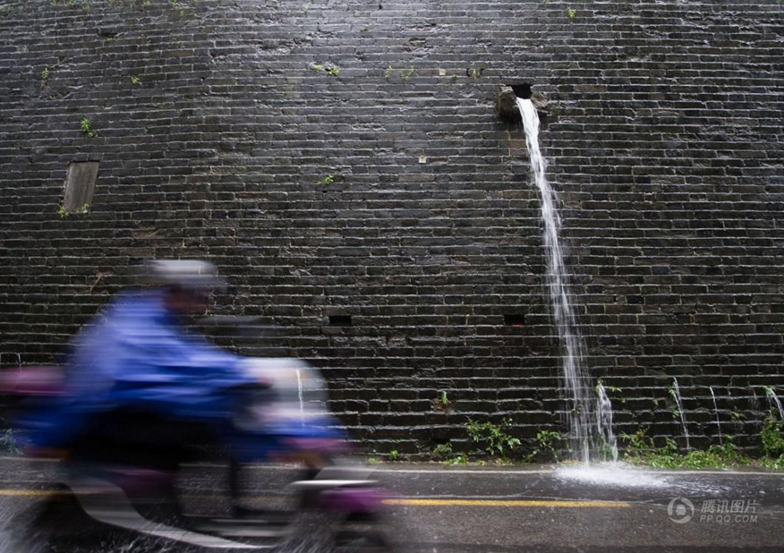 　　南京明城墙“龙吐水”景观。