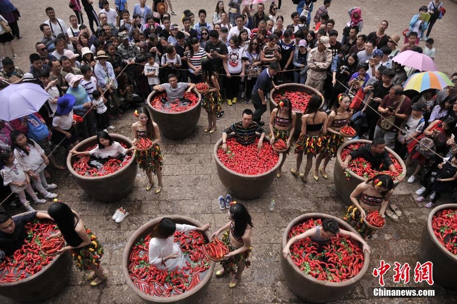 众多游客正在进行吃辣椒比赛。