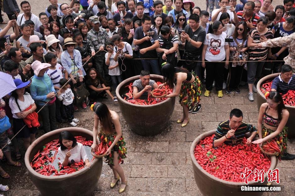 经过激烈的初选，进入决赛的9位吃辣高手，整个身体泡进直径1.1米泡满辣椒的大缸中，感受从内到外的辣爽体验。游客前来赢取各种礼品。