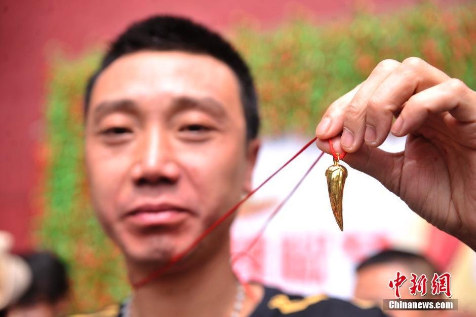 最终，来自四川成都的游客锁先生以2分钟吃了47个辣椒的成绩，赢得了宋城景区送出的24K黄金打造的金辣椒。