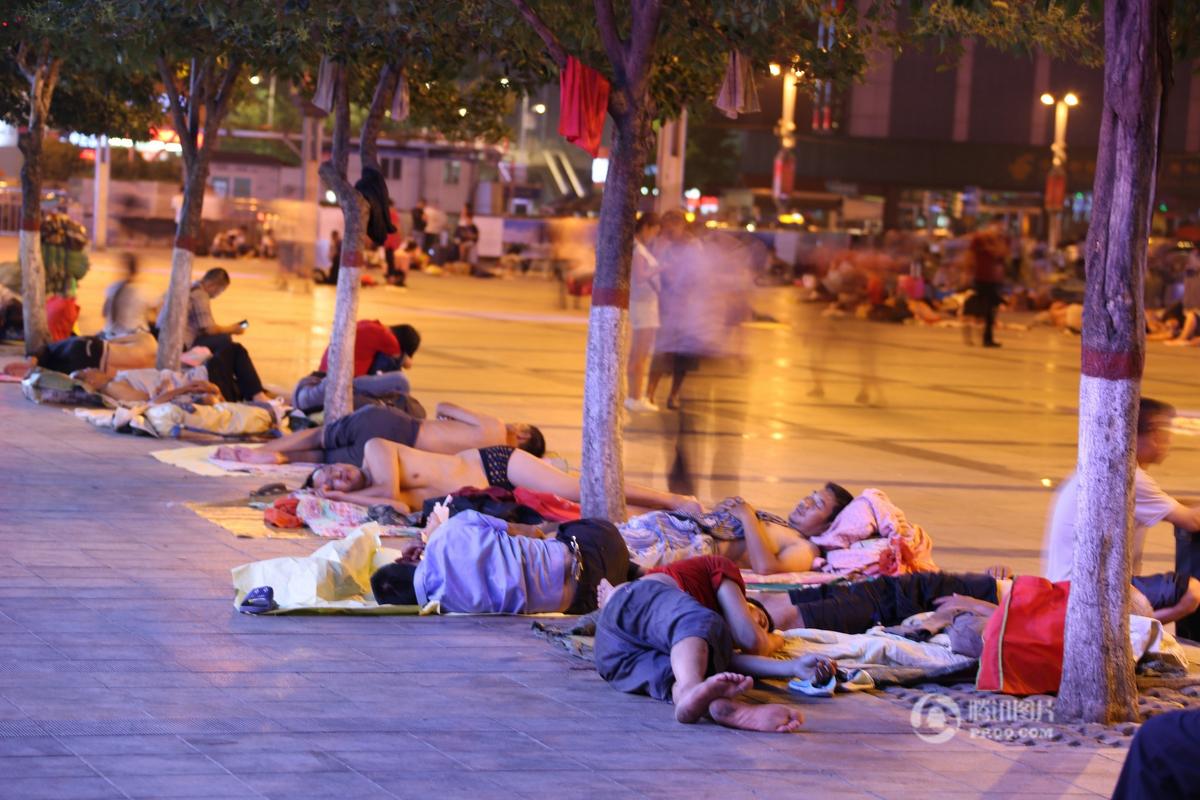 郑州火车站东广场变身“候车厅”。