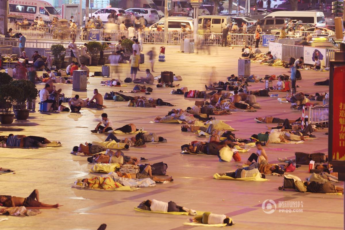 南来北往的旅客在此打地铺睡觉。