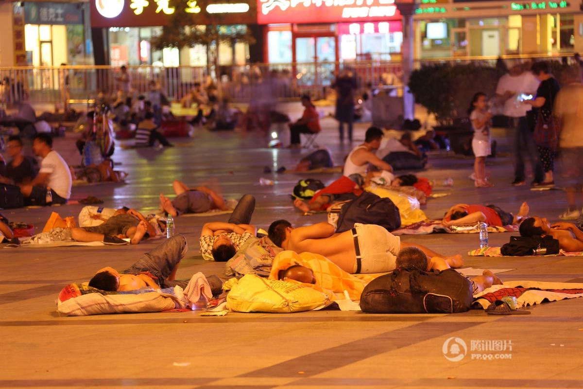 千余乘客同睡“一张床”。