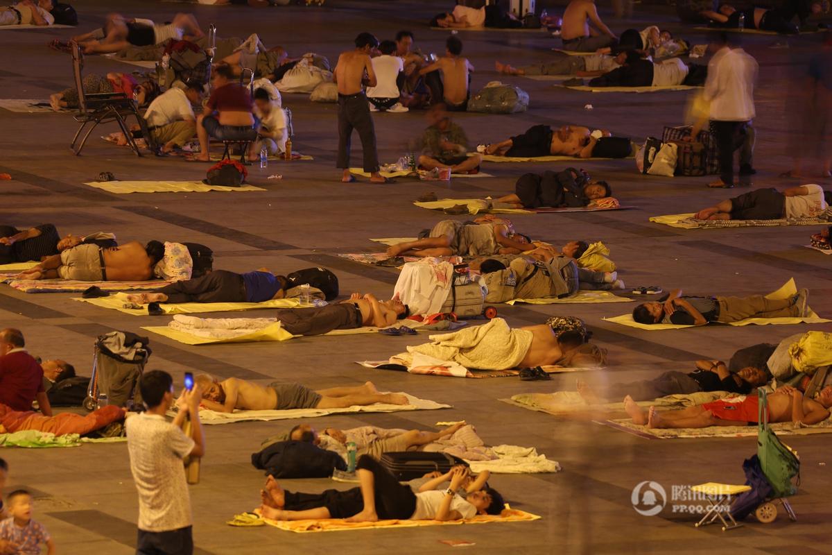 郑州火车站东广场乘凉的旅客。