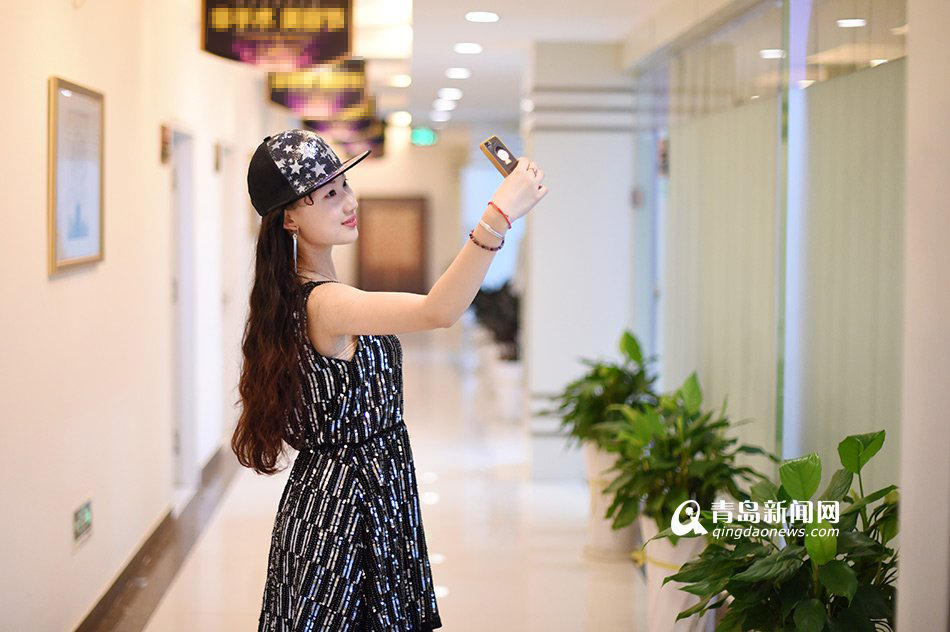 “小时候看《金粉世家》，看到15岁的刘亦菲那么漂亮，又有气质，就喜欢得不得了，心想有一天我要是像她那样就好了。”在李奕霏决定整容成为“刘亦菲”之前，她是刘亦菲的铁杆粉丝，看过刘亦菲出演的全部电视剧，收藏了200多张刘亦菲的海报。