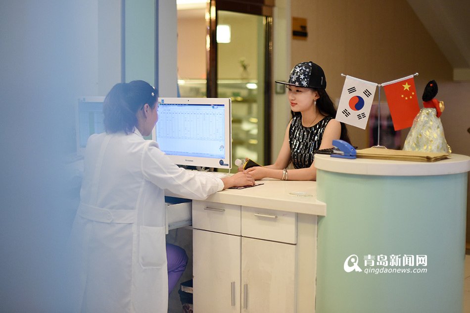 6月30日，在青岛一家医院，青岛新闻网记者见到了将要接受整容手术的李奕霏。这位19岁的姑娘身材修长，面容精致，眉宇间和刘亦菲颇为相似。她说十几岁的时候，亲戚街坊就说她长得像刘亦菲，那时候她和妈妈就开始关注刘亦菲出演的电视剧，从《金粉世家》到《天龙八部》，她和妈妈渐渐变成了刘亦菲的铁杆粉丝。