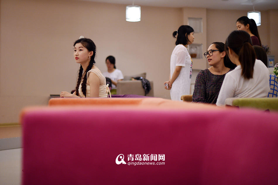 初中的时候，为了向偶像看齐，李奕霏专门学习了古典舞，模仿刘亦菲拂袖舞剑的样子。她告诉青岛新闻网记者：“刘亦菲饰演的小龙女，美极了，当时就是想像她一样美美的。”去年，刚上大学的李奕霏有了整容的打算，她想让自己的长相更接近偶像。