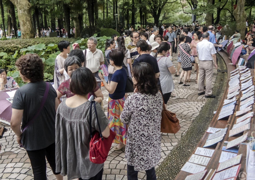 　　这些家长为了给儿女找到合适的另一半，可谓煞费苦心，不少是从城市远处赶来，而有些家长的儿女条件也十分优越，不少是海归或者是硕士、博士。