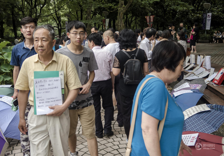 　　一位大爷拿着写有“美国博士毕业”的个人简介。