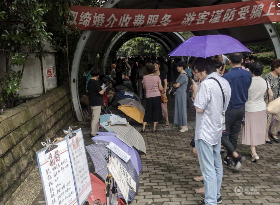 　　家长聚集，为儿女寻觅“另一半”。