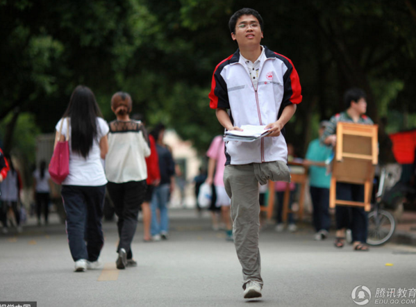 　　在广西桂林医学院中，郭波是名特殊学生：小时因车祸，导致左腿截肢，一直跳行。2012年考入桂林医学院后，依然跳着读大学，而他每天跳行约1500步。再过几天，他将坚强的跳着毕业了。