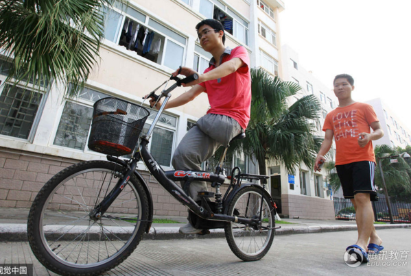 　　跳行，对郭波来说只是迈开了人生的第一步。读初一那年，父母常轮流踩着自行车送他上学，再赶去做生意，来回几十公里，很辛苦。“那时一心就想学骑车。”在校园，他借同学的自行车在操场上练。他先坐上车，再用右脚像撑船一样滑行起步。“只要车子动起来，双手掌握车头，一只脚照样踩得稳。”屈指算来，他学会踩自行车也有十多年了。